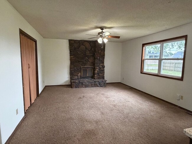 Building Photo - Newly updated 3 bedroom house with fenced ...