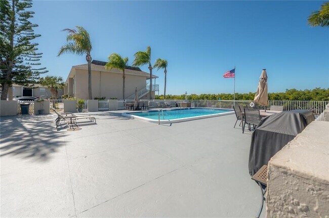 Building Photo - 8812 Bay Pointe Dr