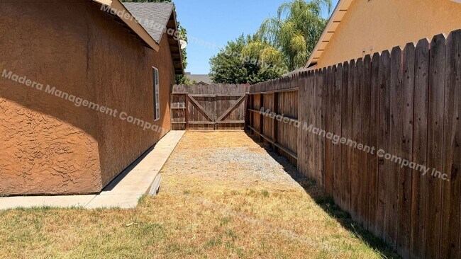 Building Photo - 4 Bed/ 2 Bath Available Now!