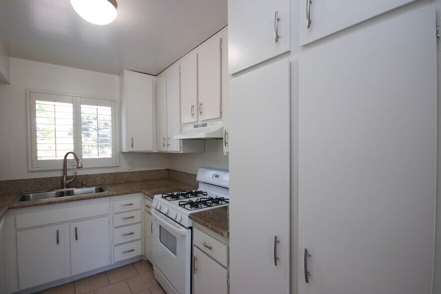 Building Photo - 542 N Orange Grove Blvd