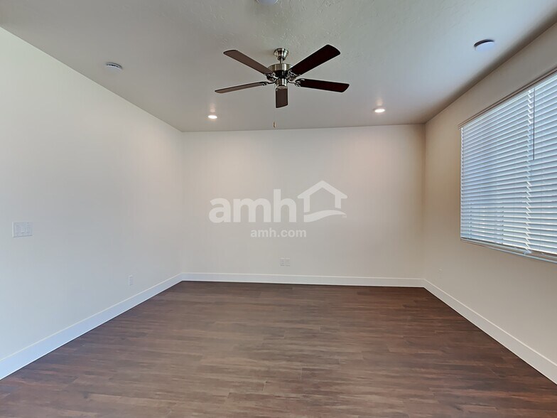 Building Photo - 1304 N Barkvine Ave