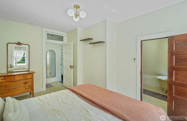 Building Photo - 5060 WA-106