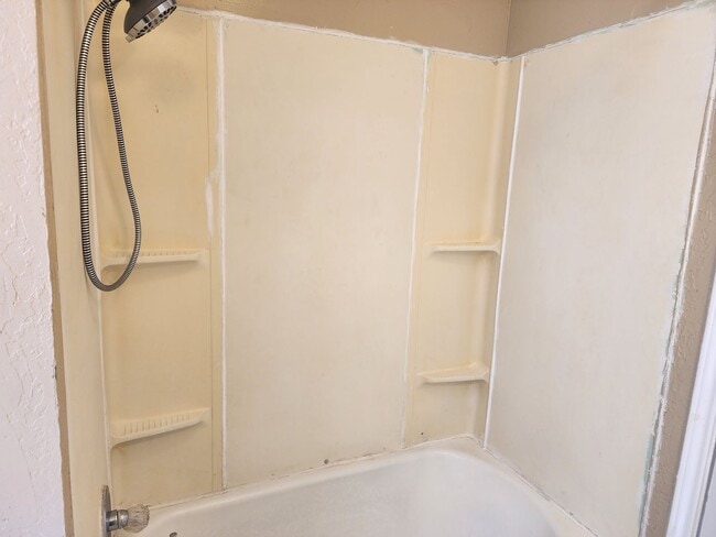 Building Photo - 2 Bed 1 Bath Home!