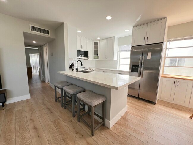 Building Photo - 698 Normandy Ln