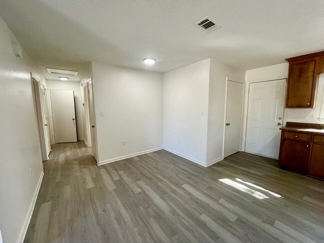 Building Photo - 2409 University Dr