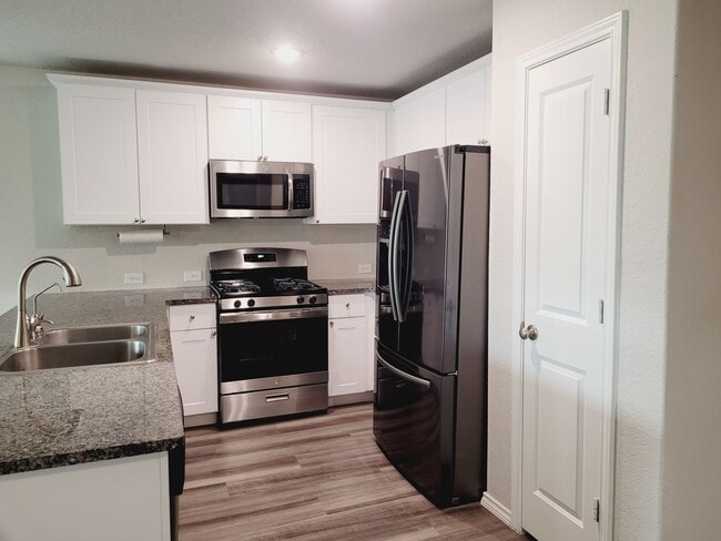 Building Photo - Gorgeous 3-bedroom, 2 Bathroom, Minutes fr...