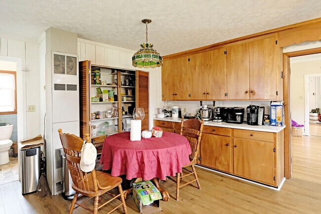 Building Photo - Pet-Friendly Woolen Mills Home Near Local Favorites