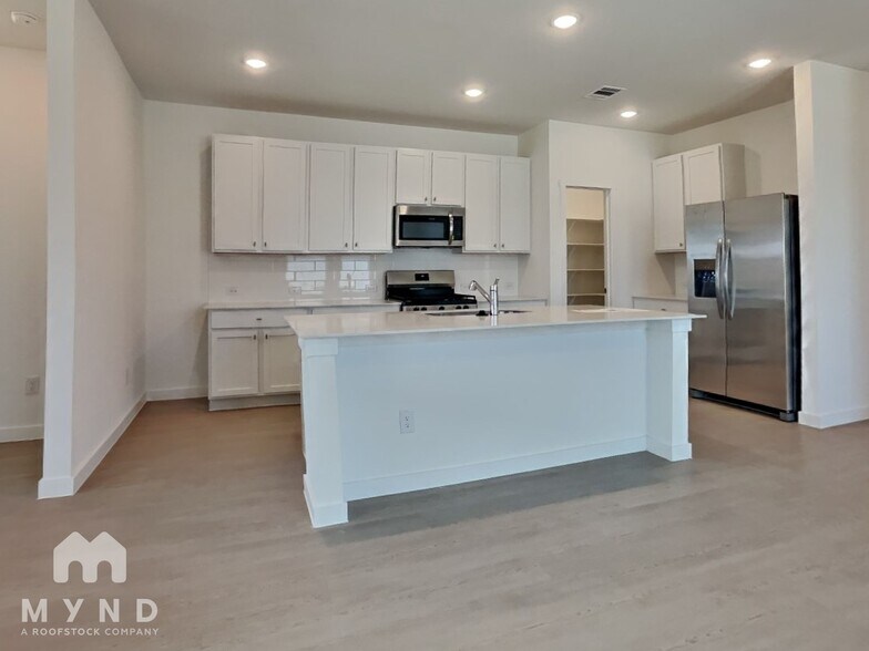 Building Photo - 10604 Ysasmendi Rdg