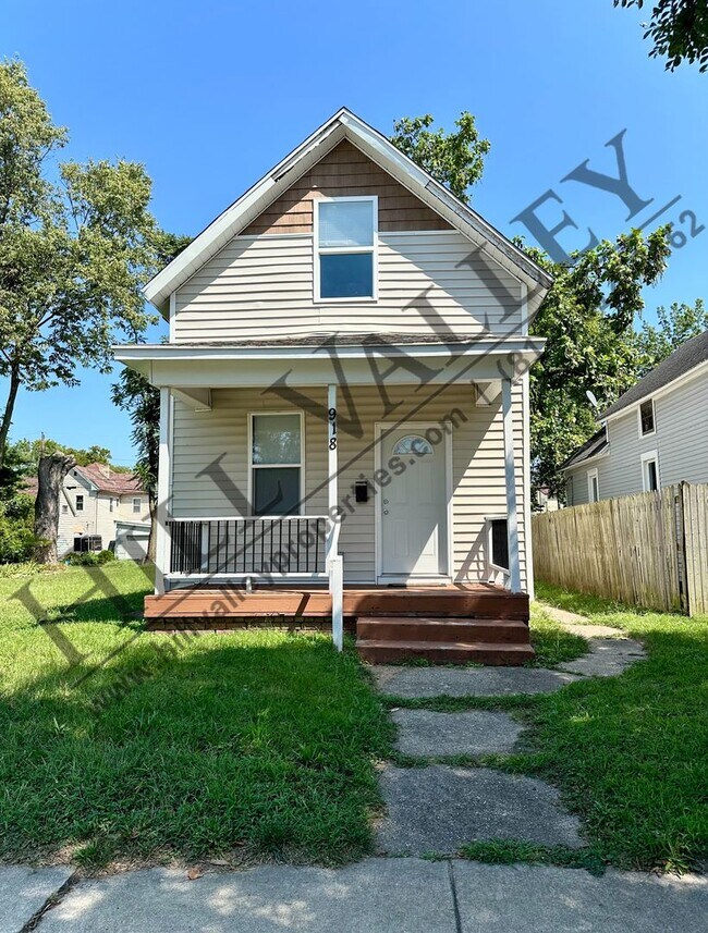 Primary Photo - Two Bedroom Home, Close to Downtown/ISU Campus