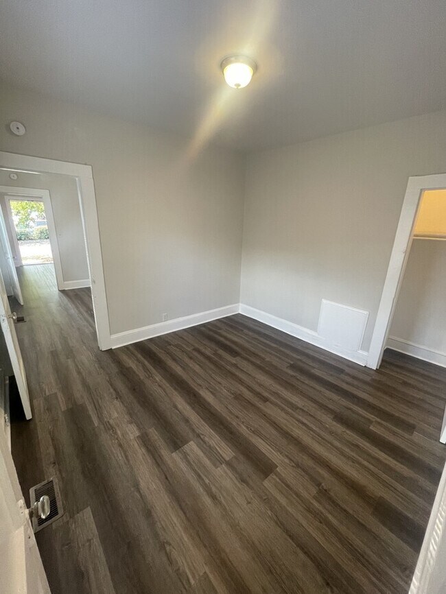 Building Photo - 2 Bedroom 1 Bathroom