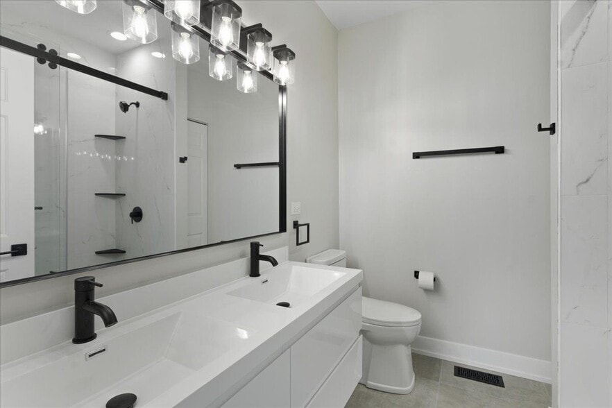 Building Photo - 839 W 14th Pl