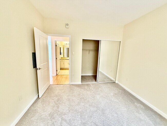 Building Photo - 301 Crescent Ct