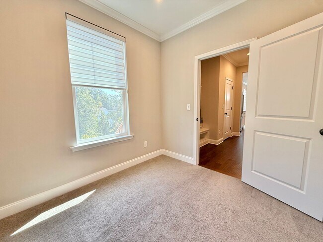 Building Photo - 516 Vivian Lee Ln