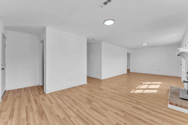 Building Photo - Spacious 3BR Ranch on Over Half an Acre in Seneca! $1,700/mo rent