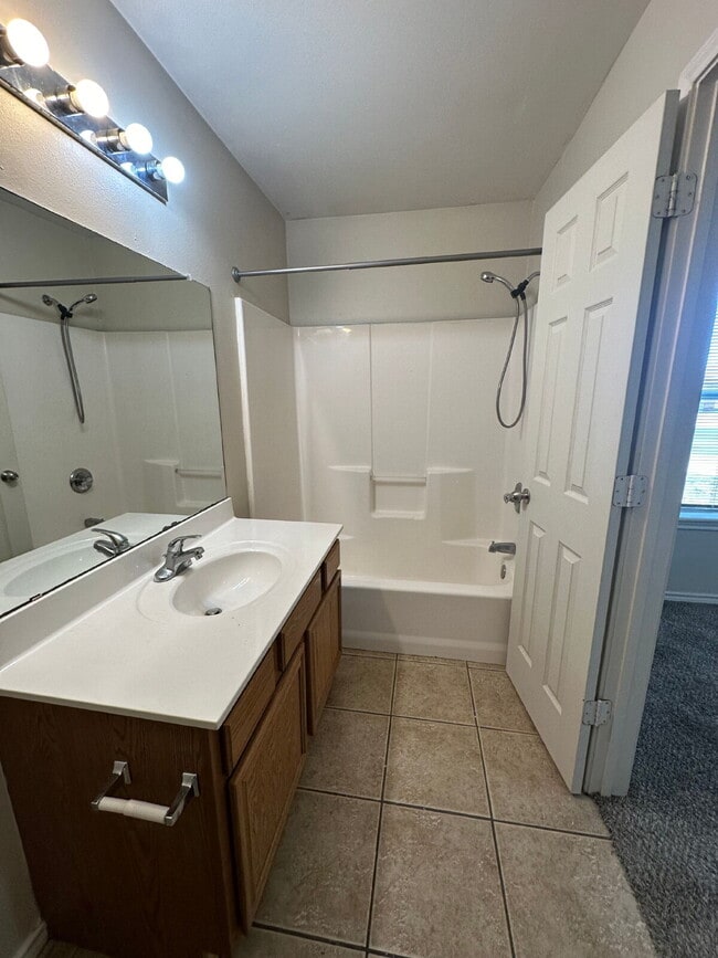 Building Photo - Duplex with easy access to the loop