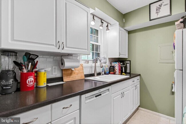 Building Photo - 2711 S Walter Reed Dr