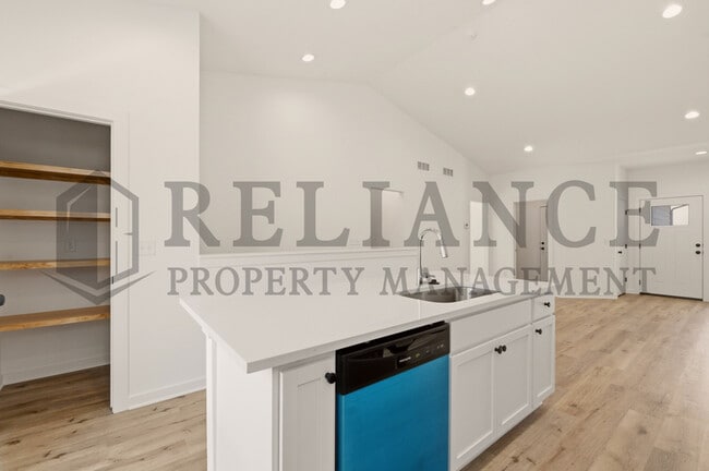 Building Photo - 5238 N Pinecrest Ct