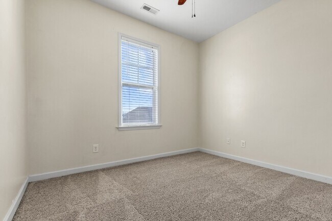 Building Photo - Towne Pointe