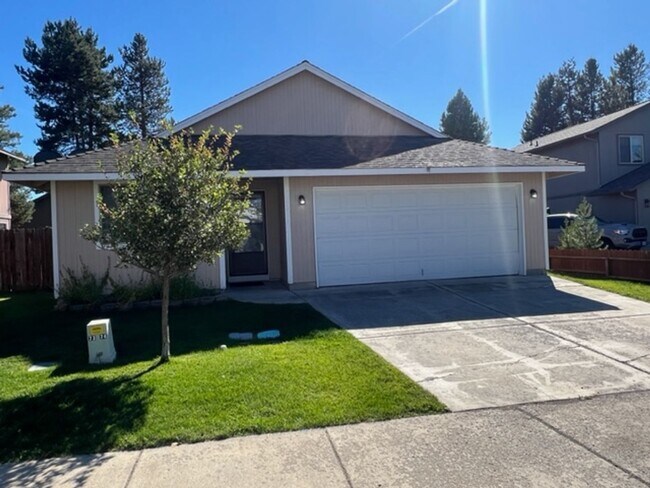 Primary Photo - Cul-de-Sac Adorable home in La Pine!