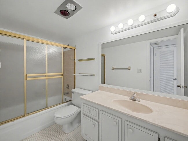 Building Photo - 4800 Bayview Dr