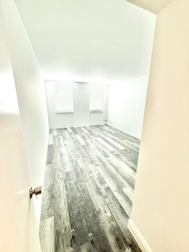 Building Photo - 1150 Hillsboro Mile