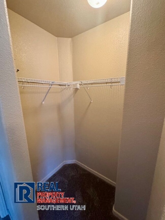 Building Photo - Hidden Valley Townhome