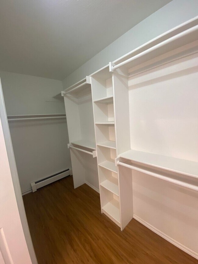 Building Photo - A 3 bed, 2.5 bath home that has been meticulously well kept!