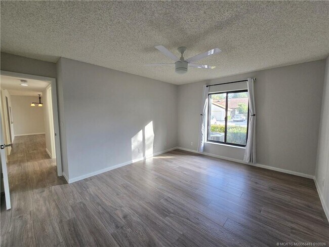 Building Photo - 2114 SW Silver Pine Way