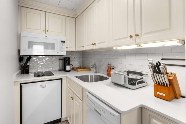 Building Photo - 160 Central Park S