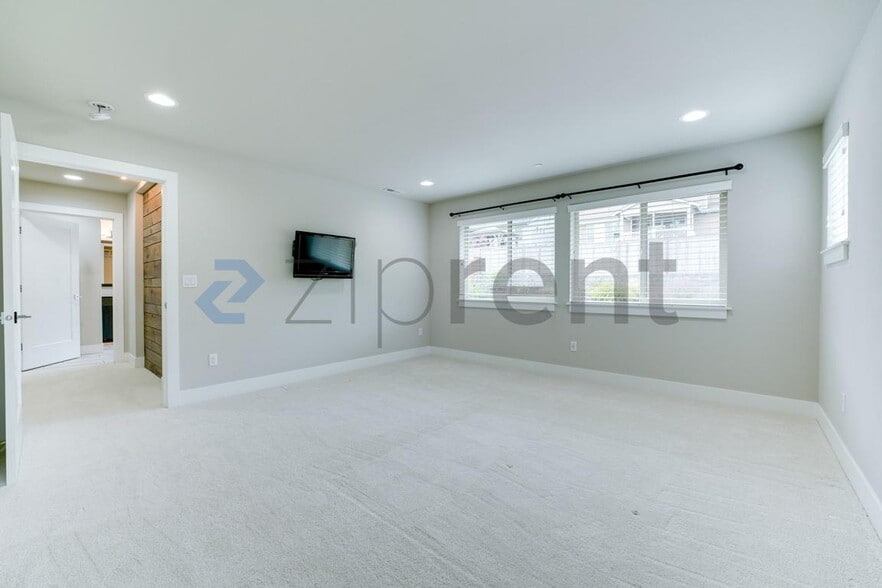 Building Photo - Unit