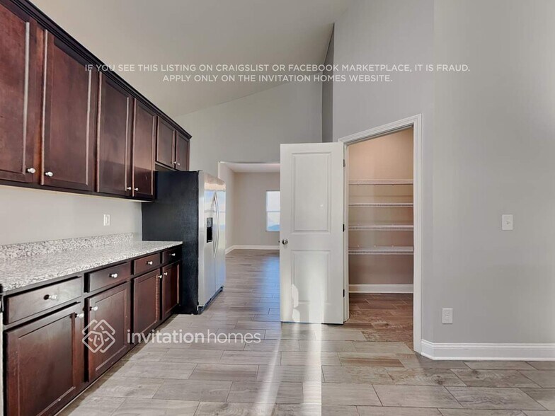 Building Photo - 2813 Santiago Circle