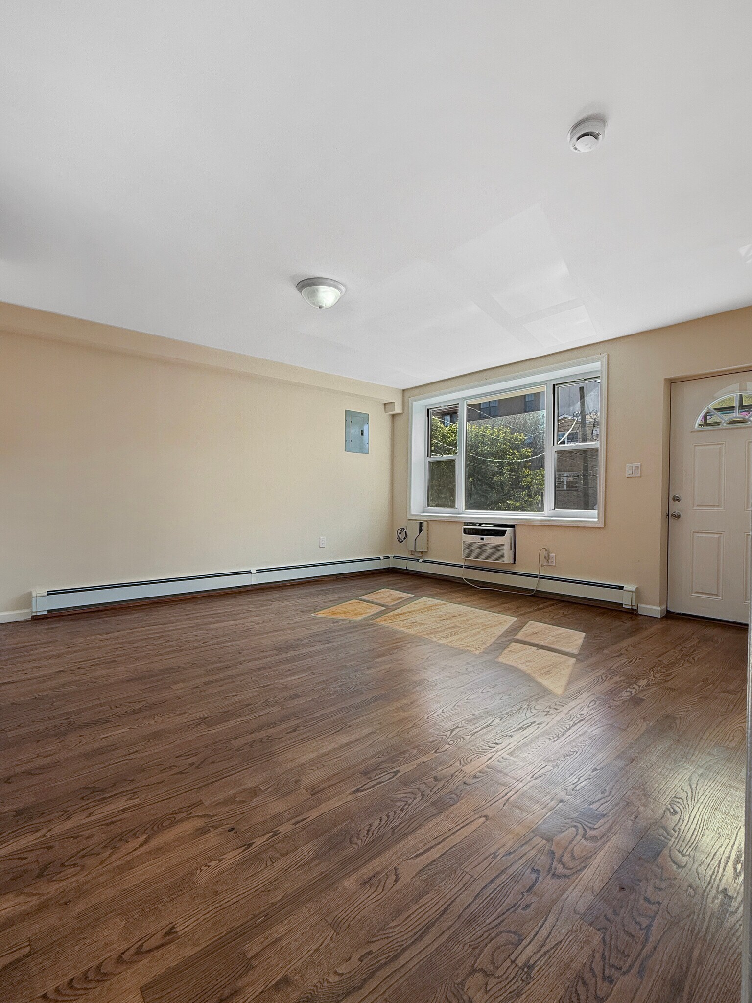 Building Photo - 495 Maple St