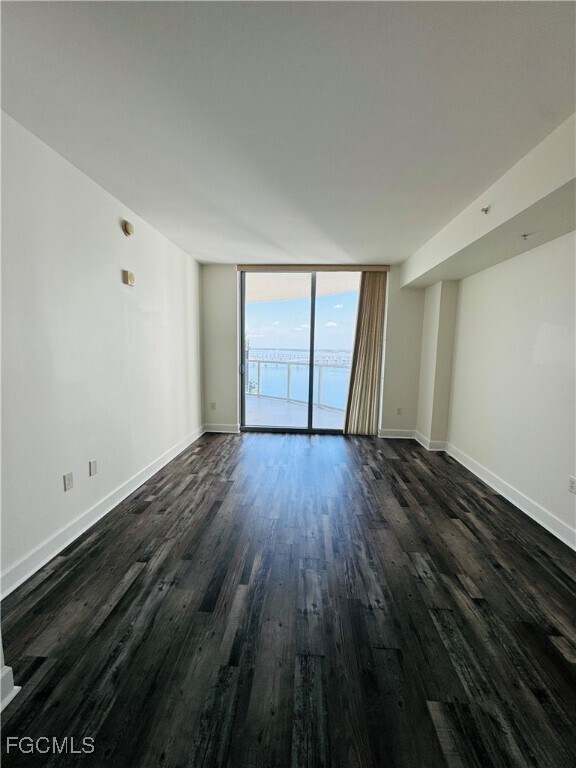 Building Photo - 3000 Oasis Grand Blvd