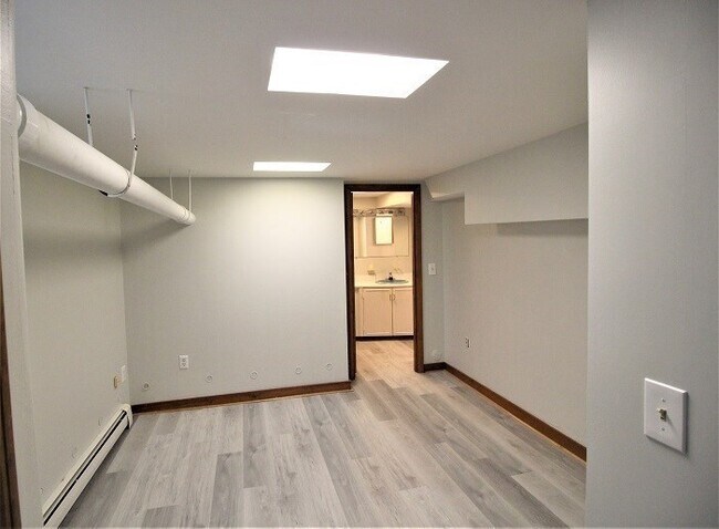 Building Photo - 8 Thurston Rd