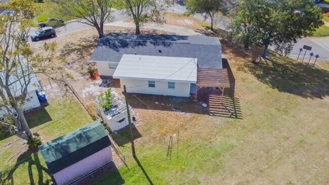 Building Photo - Beautifully updated 3/2/1 1389 Sq. Ft. wit...