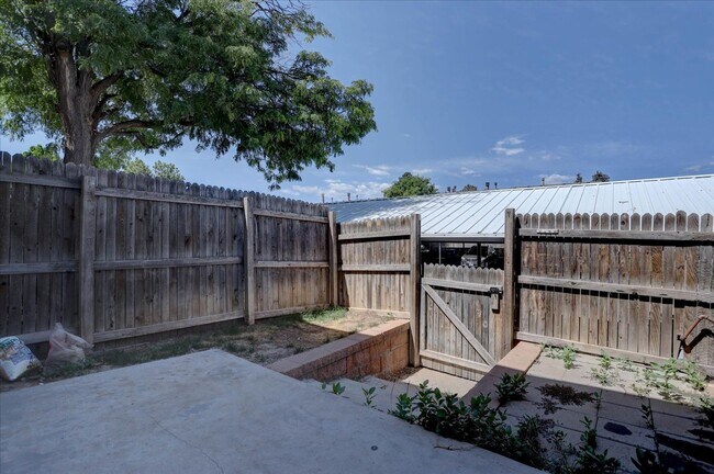 Building Photo - 2+ bedrooms 2.5 bathrooms