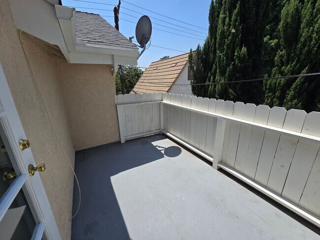 Building Photo - Beautiful Pasadena Townhouse