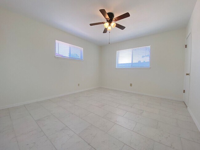 Building Photo - 5012 Salem Dr