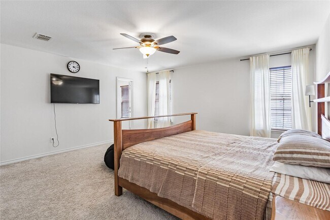 Building Photo - Spacious 3 Bedroom, 2.5 Bath Home Ready fo...