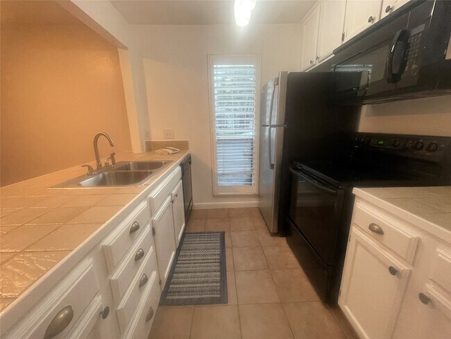 Primary Photo - 701 Rosedale St