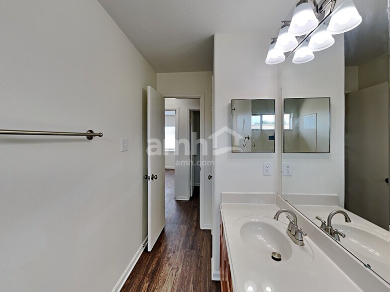 Building Photo - 4407 Crossvine Ave