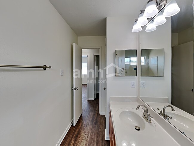 Building Photo - 4407 Crossvine Ave