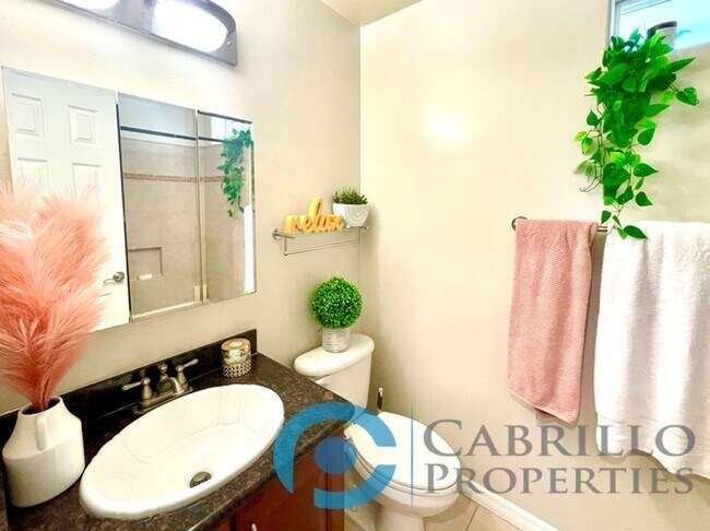 Building Photo - Beautifully Renovated 2BD/2BA Condo with I...