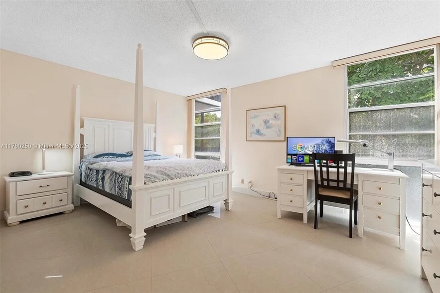 Building Photo - 3401 N Country Club Dr