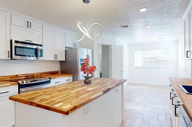 Building Photo - 707 Center Hill Dr