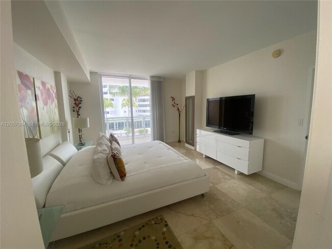 Building Photo - 10275 Collins Ave