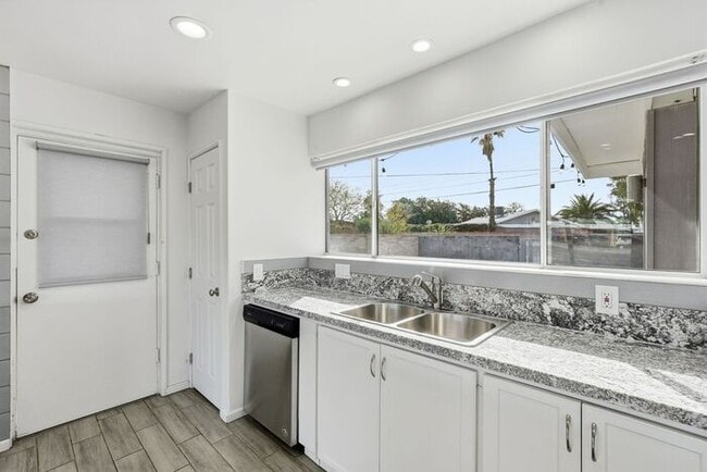 Building Photo - Spacious 3-Bed, 2-Bath East Tucson Home with Large Yard & Open Layout