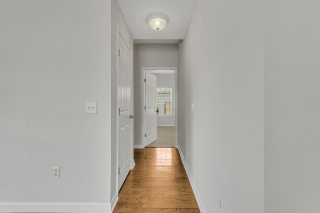Building Photo - 145 Red Oak Dr