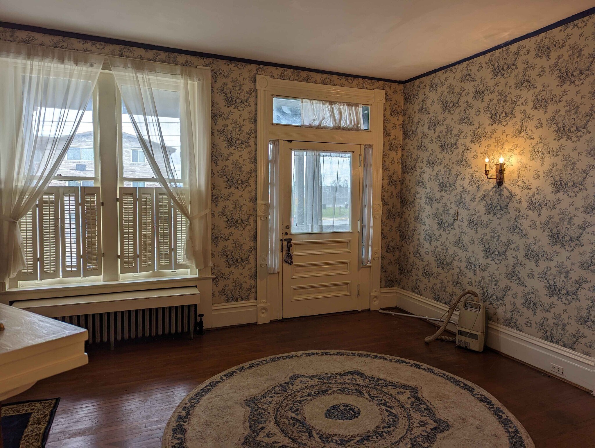 Living Room - 402 N Main St
