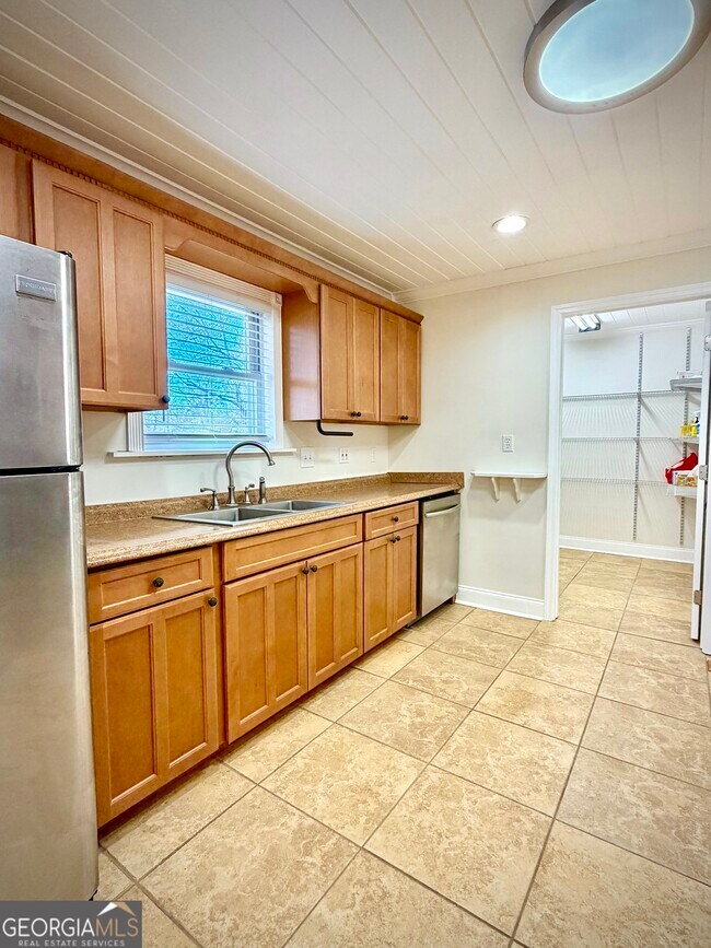 Building Photo - 305 Hillside Dr